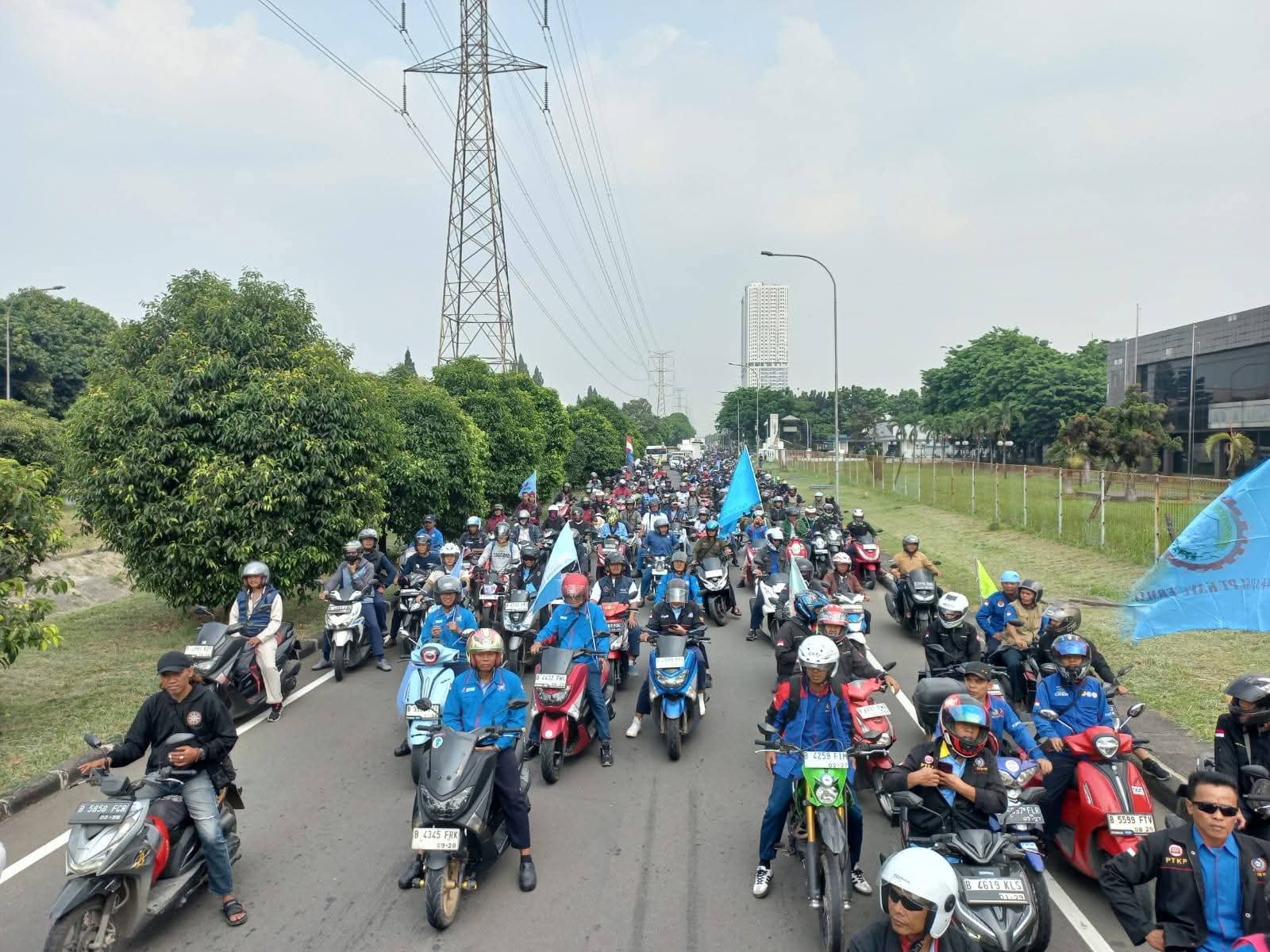 Kapolres Metro Bekasi Pimpin Apel Pengamanan Unjuk Rasa Aliansi Buruh.