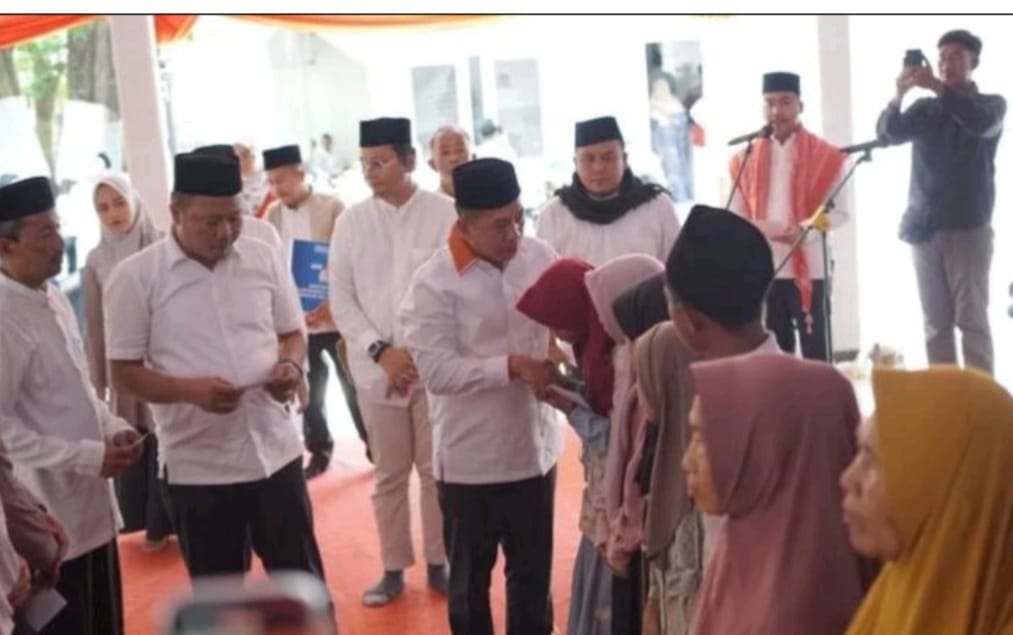 Jelang Hari Jadi Karawamg, Bupati Aep Lakukan Ziarah, Tawasul Budaya Hingga Santunan Anak Yatim dan Lansia