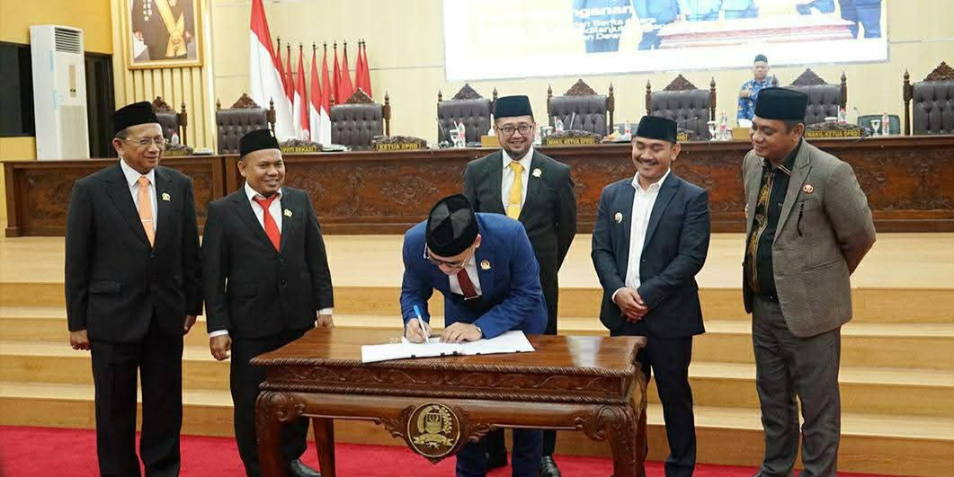 Bupati Bekasi Sampaikan Nota Penjelasan Raperda Perubahan APBD 2025 dan Penetapan Raperda LP2B