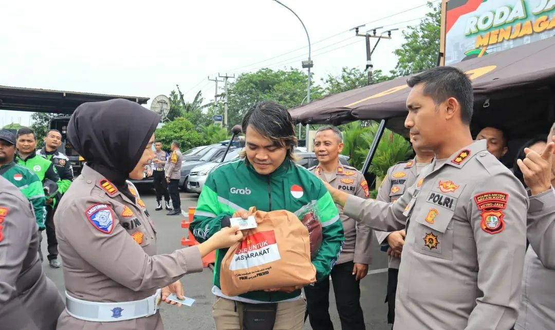 Perkuat Kemitraan Polres Metro Bekasi Kota Kukuhkan Pengurus Ojol Roda Jaga Bekasi.