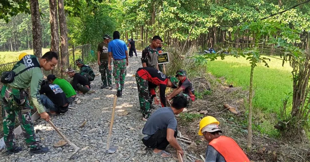 Satgas TMMD ke-126 Kodim 0509 Bekasi Genjot Pengecoran Jalan Lingkungan Nagacipta.