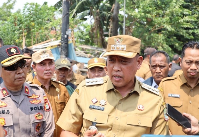 Walikota Bekasi Pantau Penertiban Bangunan di Atas Saluran PJT Wisma Asri