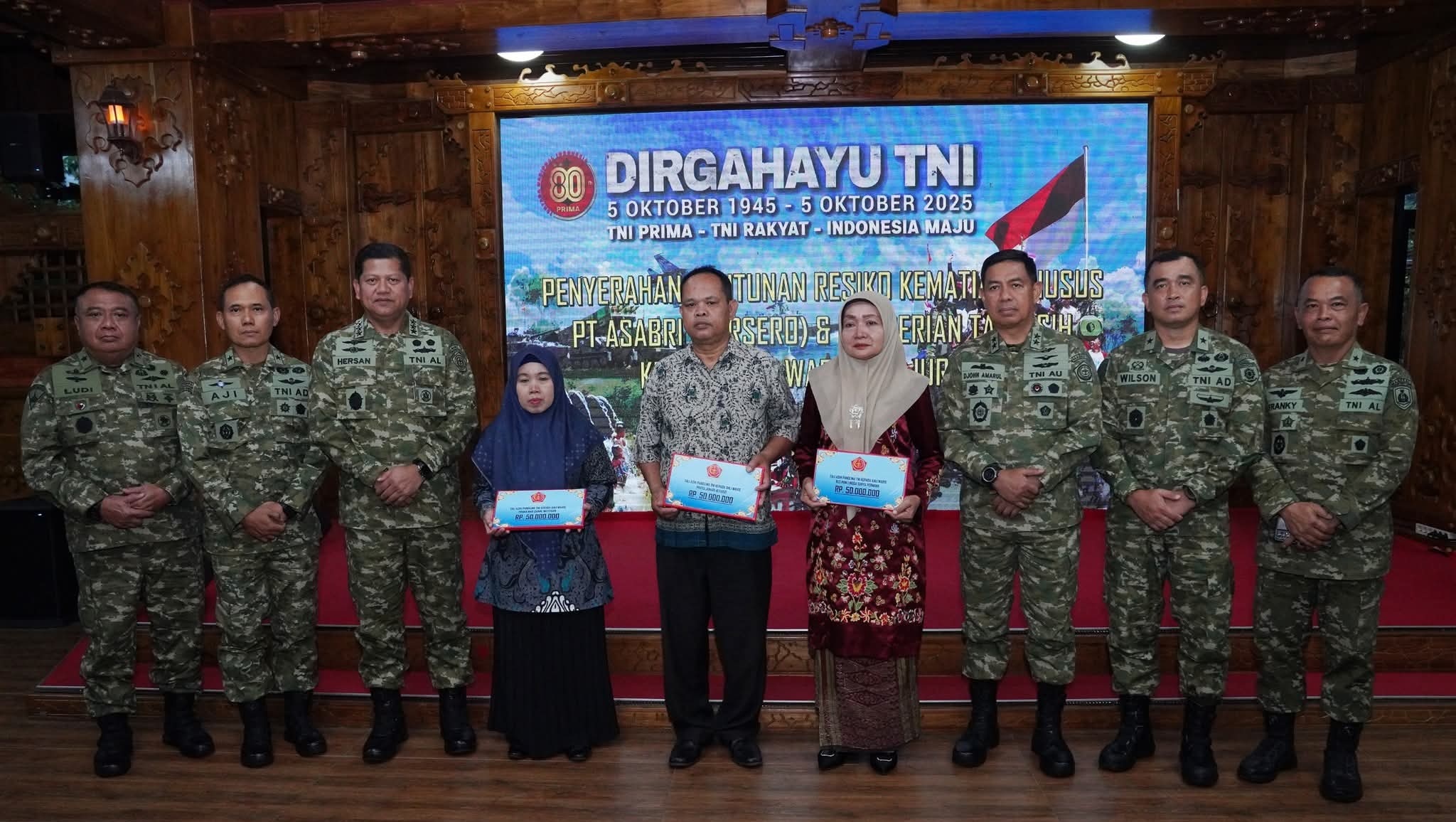 Panglima TNI Serahkan Santunan Kepada Ahli Waris Prajurit Gugur Saat Rangkaian HUT TNI ke-80