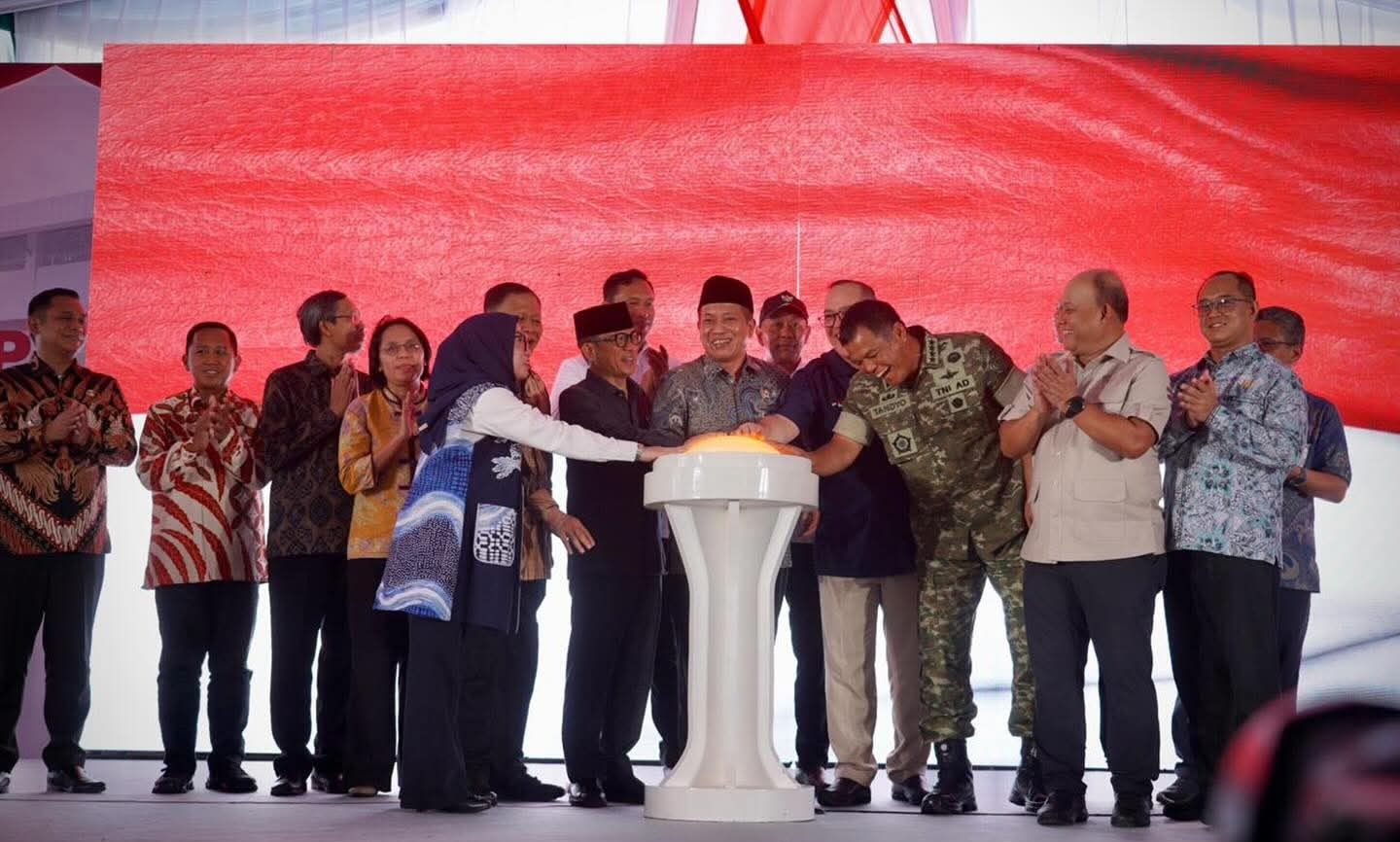 Menkop Ferry Julianto dan Wakil Panglima TNI Jenderal Tandyo Budi Kunjungi Desa Wanajaya Kabupaten Bekasi.
