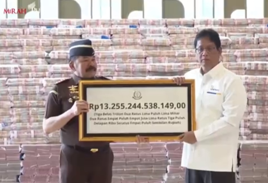 Kejaksaan Agung Menyerahkan Uang Pengganti Kerugian Negara Senilai Rp 13 , 25 Triliun.