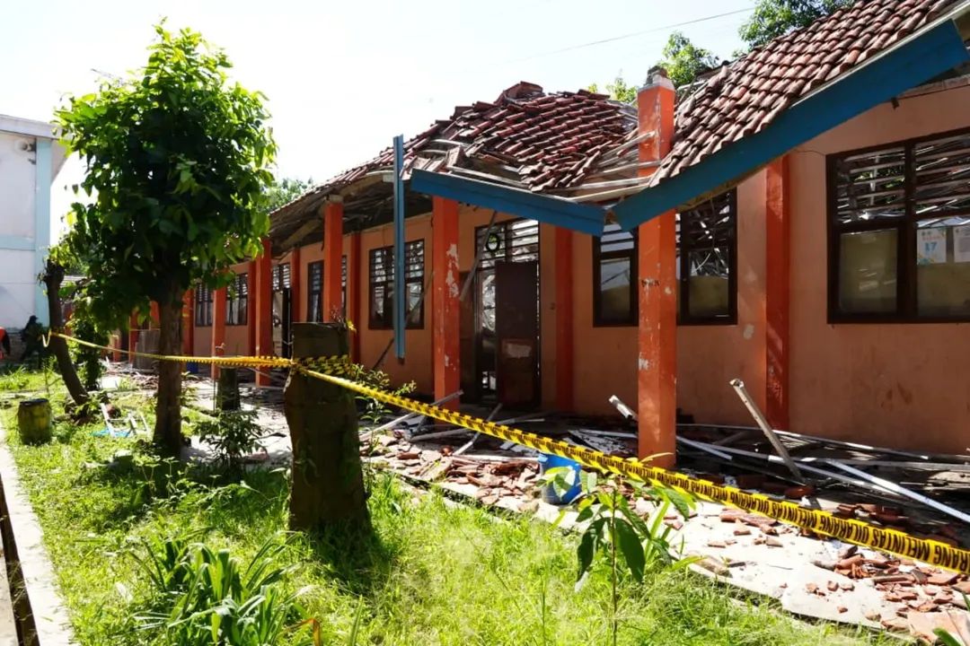 Atap Gedung SMKN 1 Gunung Putri Bogor Runtuh 36 Siswa Mengalami Luka Ringan