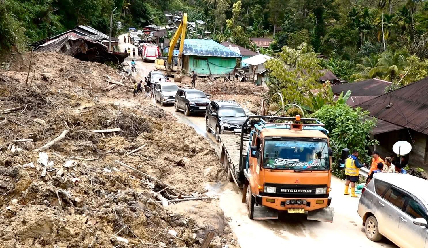 Akibat Bencana Longsor, Jalur Lintas Provinsi Sumatera Utara Sudah Mulai Bisa Dilalui