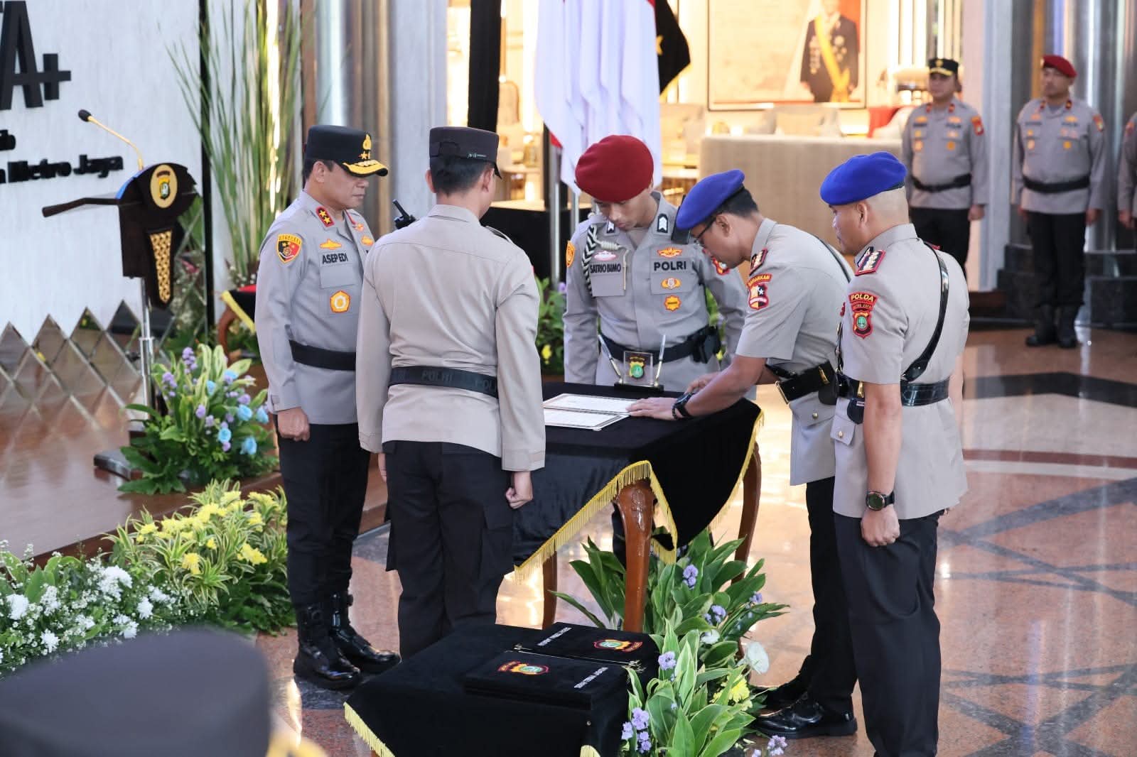 Sertijab Kombes Pol Mustofa Serahkan Kepemimpinan Metro Bekasi Kepada Kombes Pol Sumarni