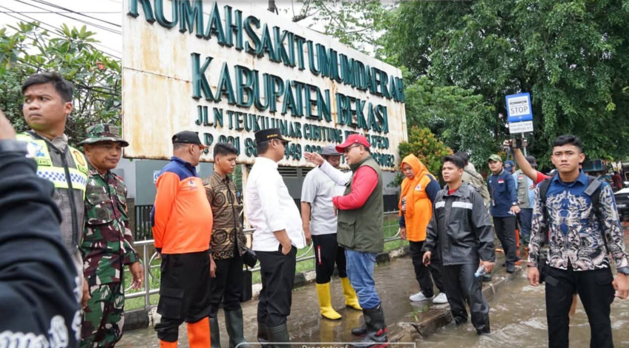 Plt Bupati Bekasi Tinjau Lokasi Banjir dan Serahkan Bantuan Untuk Warga Terdampak Banjir