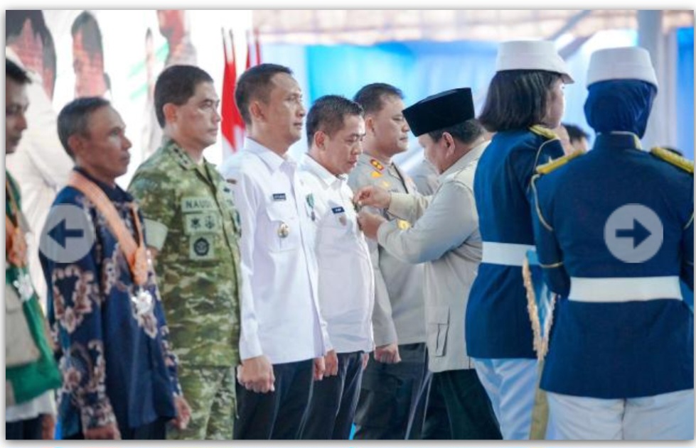 Presiden RI Prabowo Subianto Memberikan Penghargaan Kepada Bupati Karawang Aep Syaepuloh.