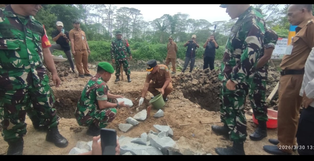 Plt Bupati Bekasi Bersama Dandim 0509 Letkol Inf Michael Ronald Simbolon Peletakan Batu Pembangunan Jembatan Garuda Babelan