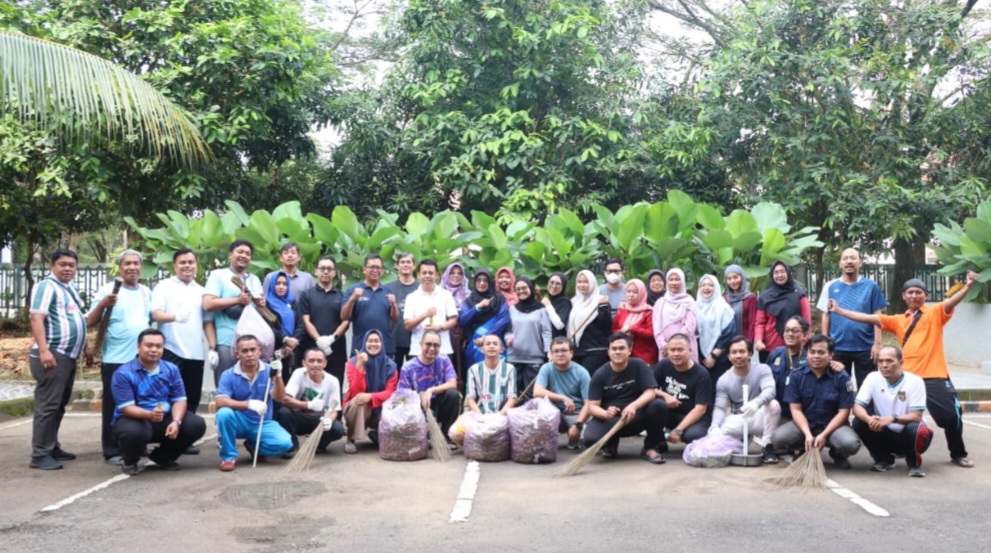 Diskominfosantik Bekasi Gaungkan Jumat Bersih Wujudkan Lingkungan Kerja Sehat dan Nyaman