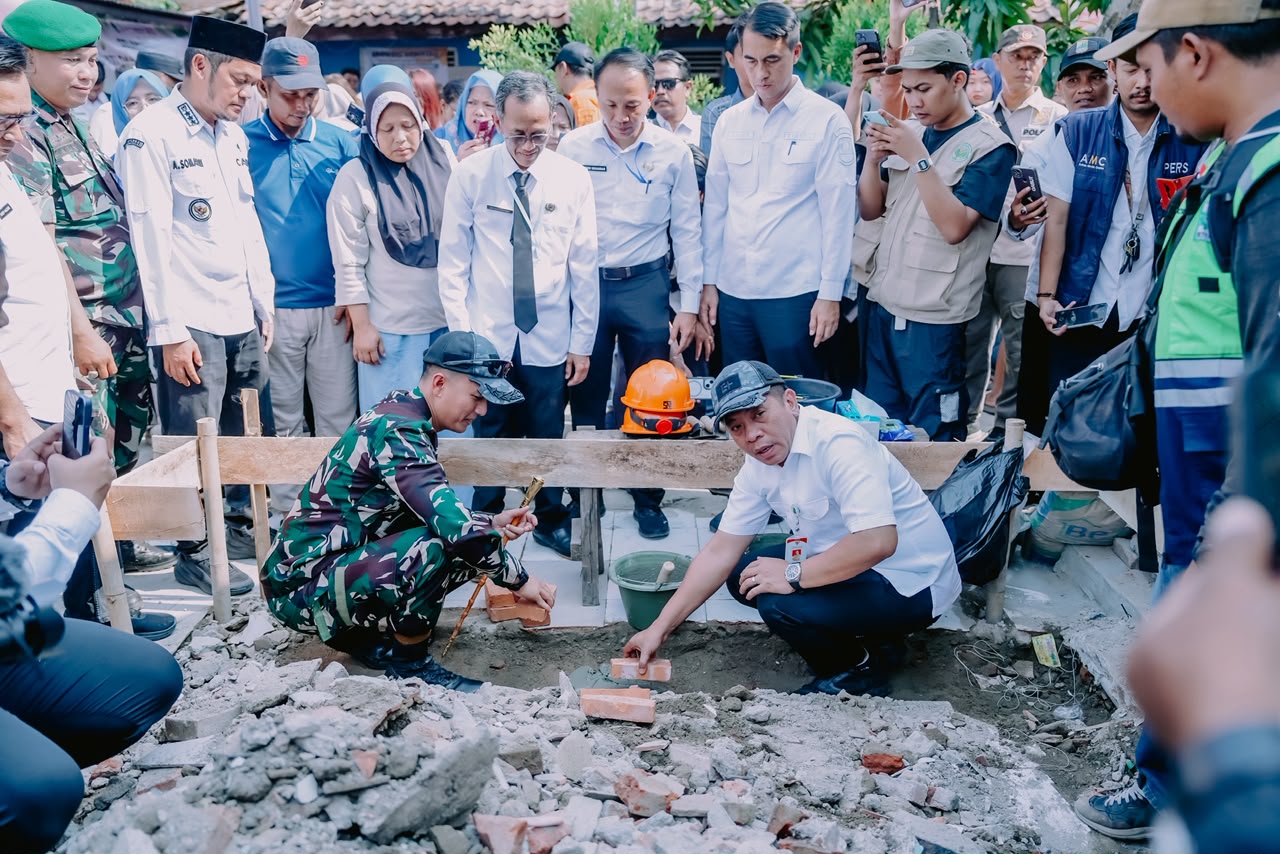 Terbesar ke-2 se-Indonesia, Pemkab Karawang Pacu Rehabilitasi 2.441 Rutilahu Demi Kesejahteraan Masyarakat Miskin Terbesar ke-2 se-Indonesia, Pemkab Karawang Pacu Rehabilitasi 2.441 Rutilahu Demi Kesejahteraan Masyarakat Miskin