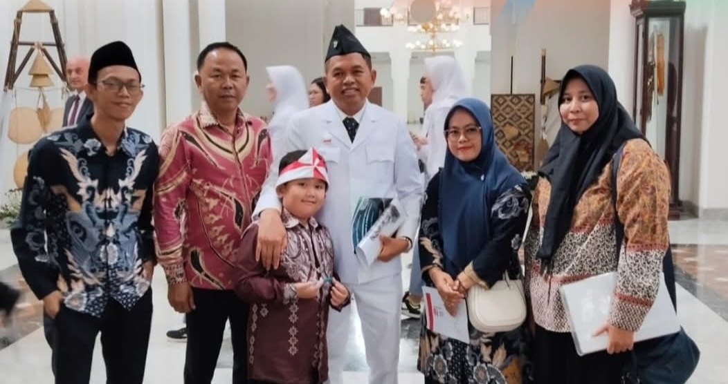 Siswa Berprestasi Asal SDN Waluya 02 Cikarang Utara di Undang Gubernur Jabar Pada Peringatan HUT RI ke-81 Siswa Berprestasi Asal SDN Waluya 02 Cikarang Utara di Undang Gubernur Jabar Pada Peringatan HUT RI ke-81