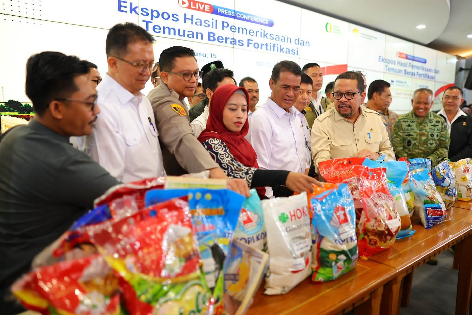 Mentan Amran Ungkap 25 Merek Beras Fortifikasi Diduga Bermasalah, Ditarik dan Diproses Hukum.