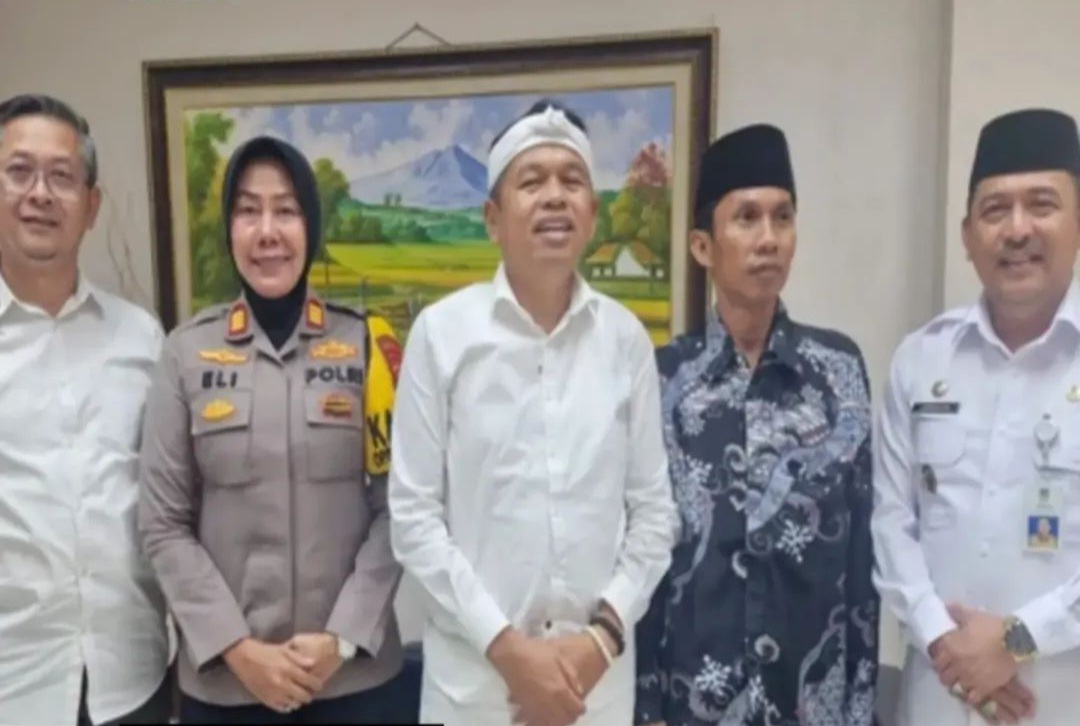 Dengan Ekonomi Pas-pasan dan Penuh Hinaan Pemilah Sampah Terpilih Menjadi Kepala Desa Mekarwangi Dengan Ekonomi Pas-pasan dan Penuh Hinaan Pemilah Sampah Terpilih Menjadi Kepala Desa Mekarwangi