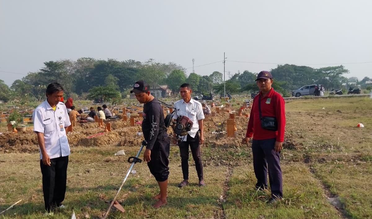 Kegiatan Jumat Bersih Rutin Dilakukan di Lingkungan TPU Wanajaya Cibitung Kegiatan Jumat Bersih Rutin Dilakukan di Lingkungan TPU Wanajaya Cibitung