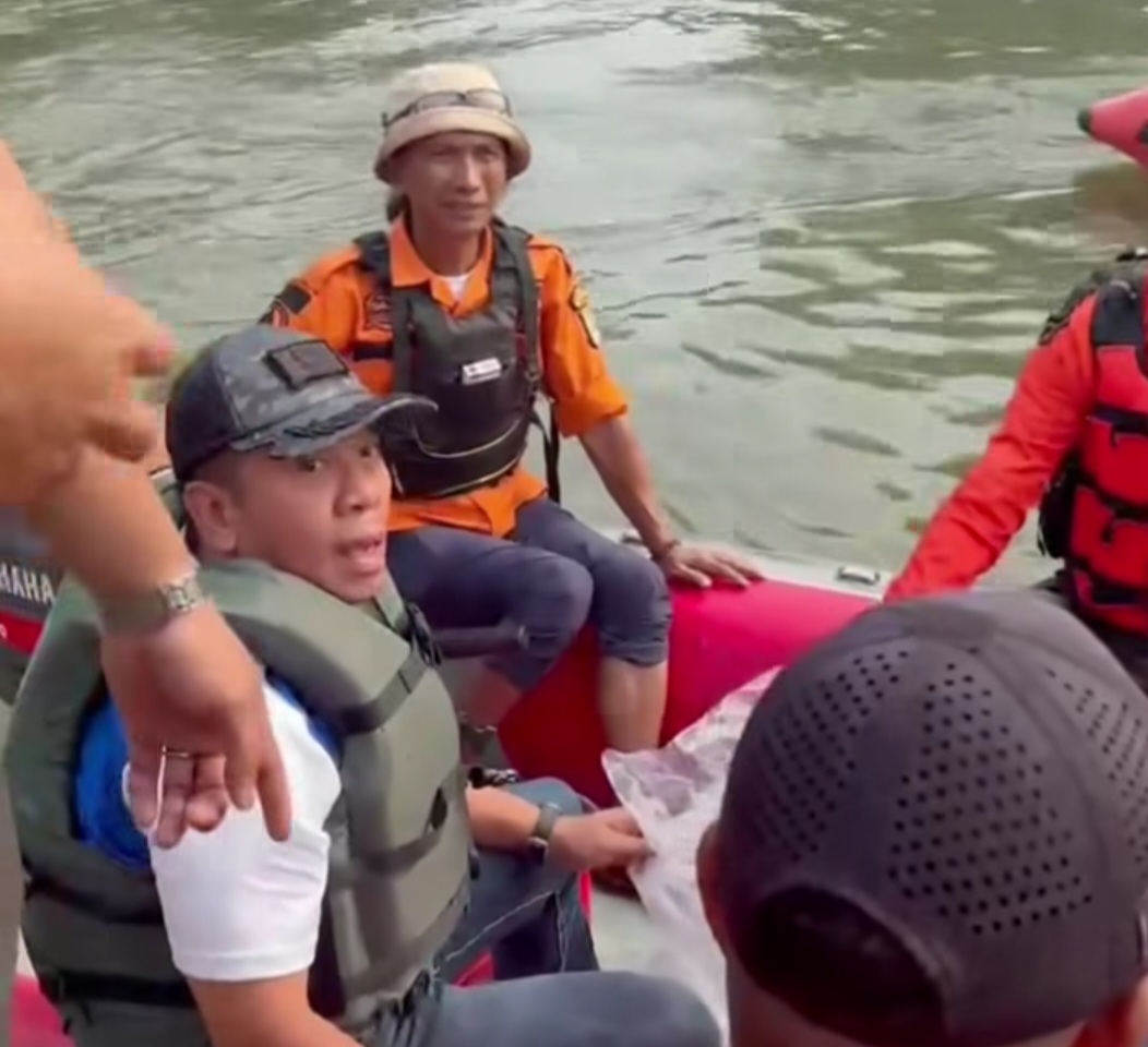 Warga Karawang Antusias Ikuti Mancing Gratis , Bupati Karawang Tebar Langsung Ikan Mas Warga Karawang Antusias Ikuti Mancing Gratis , Bupati Karawang Tebar Langsung Ikan Mas