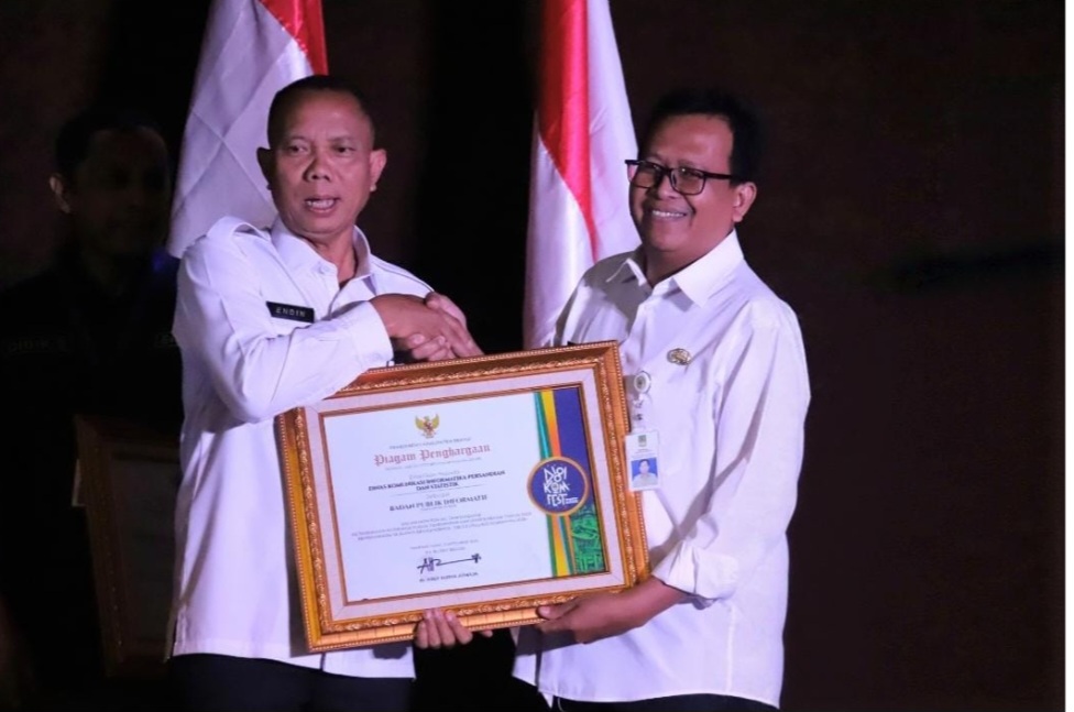 Diskominfosantik Raih Perhargaan Badan Publik Informatif Pada Monev Keterbukaan Informasi Tahun 2026 Diskominfosantik Raih Perhargaan Badan Publik Informatif Pada Monev Keterbukaan Informasi Tahun 2026