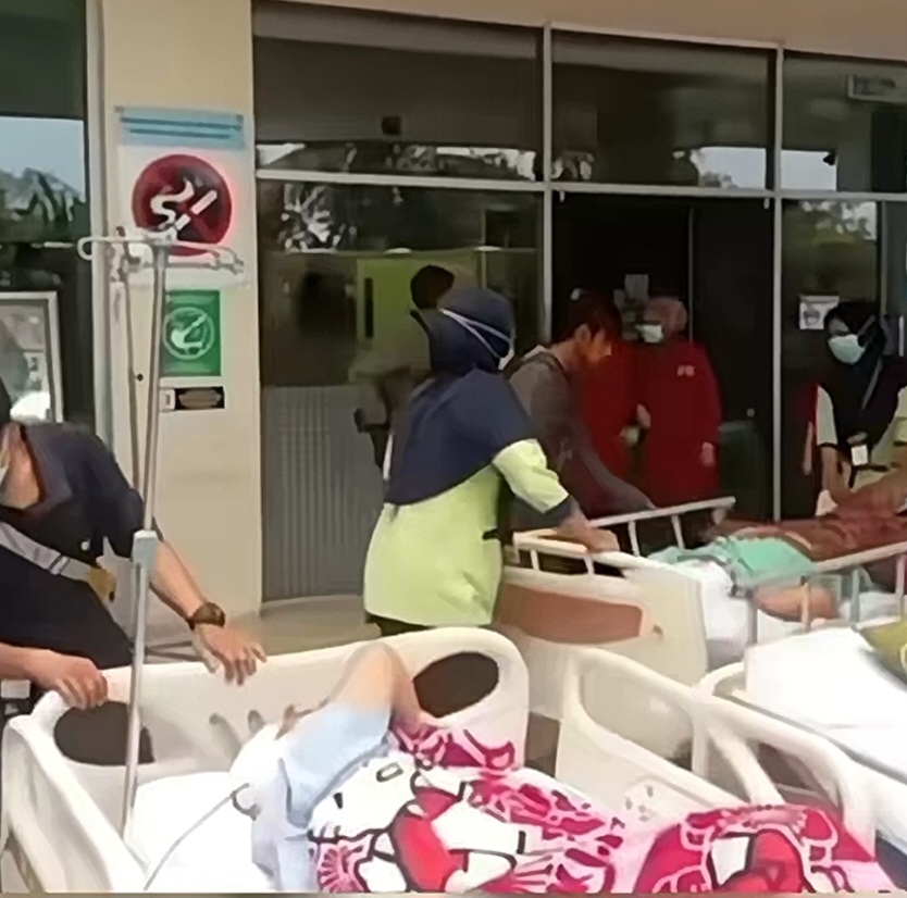 Ruangan ICU Lantai Dua RSUD Cibitung Kabupaten Bekasi Mengeluarkan Kepulan Asap Tebal. Ruangan ICU Lantai Dua RSUD Cibitung Kabupaten Bekasi Mengeluarkan Kepulan Asap Tebal.