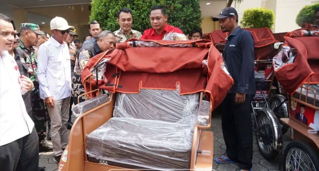 Pemkab Bekasi Menyerahkan 190 Becak Mesin Bantuan Presiden RI Terhadap Pembecak di Kabupaten Bekasi Pemkab Bekasi Menyerahkan 190 Becak Mesin Bantuan Presiden RI Terhadap Pembecak di Kabupaten Bekasi
