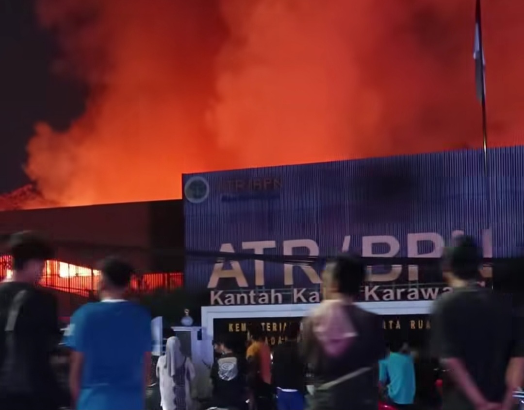 Kantor ATR/BPN Karawang Terbakar Hampir Seluruh Ruangan Bagian Gedung Hangus